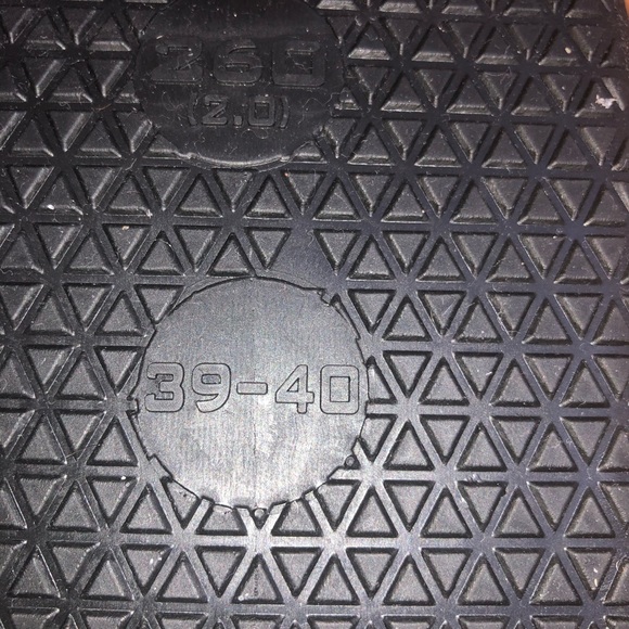 Nordic Peace Black/Yellow Smiley Face Slippers NWT - Picture 4 of 5